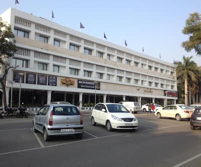 https://imgcld.yatra.com/ytimages/image/upload/t_hotel_yatra_city_desktop/v1479903701/Domestic Hotels/Hotels_Chandigarh/Hotel The Piccadily/The_Piccadily.jpg